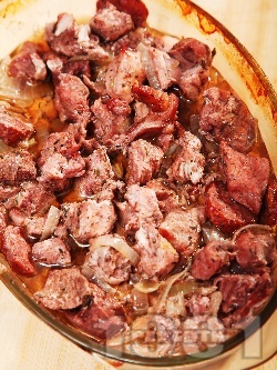 Три вида месо - свинско, пилешко и телешко с наденичка печени на фурна в глинено гърне (гювеч) или йенско стъкло - снимка на рецептата